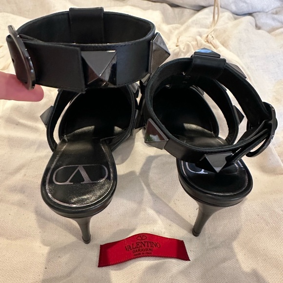 Valentino Garavani Roman Stud T-Strap Pump, Size: 5.5 US/35.5 EU, Color: Nero - Picture 4 of 6